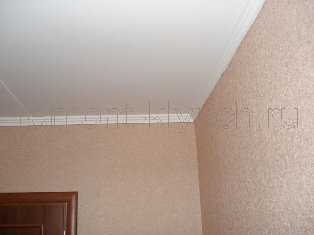 Окраска потолка в/д краской матовой в 3 слоя, установка потолочного плинтуса, оклеивание стен комнаты виниловыми обоями без подбора рисунка